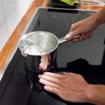 Индукционная плита не определяет посуду - в чем причина
