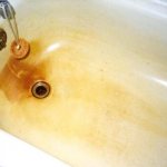 How to clean a bathtub from yellow deposits at home