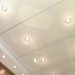 Как установить точечные светильники в потолок из панелей ПВХ