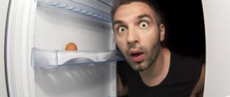 Мужчина заглядывает в холодильник