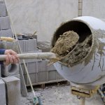 Приготовление бетона в бетономешалке